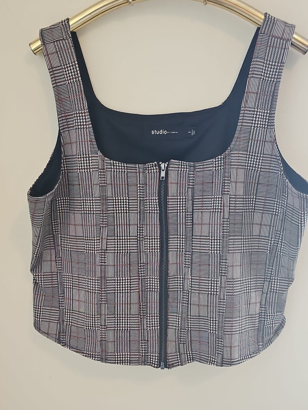 Studio By Torris  Cropped, Vest Zip Front Plaid Tank – Black/White. 1X.